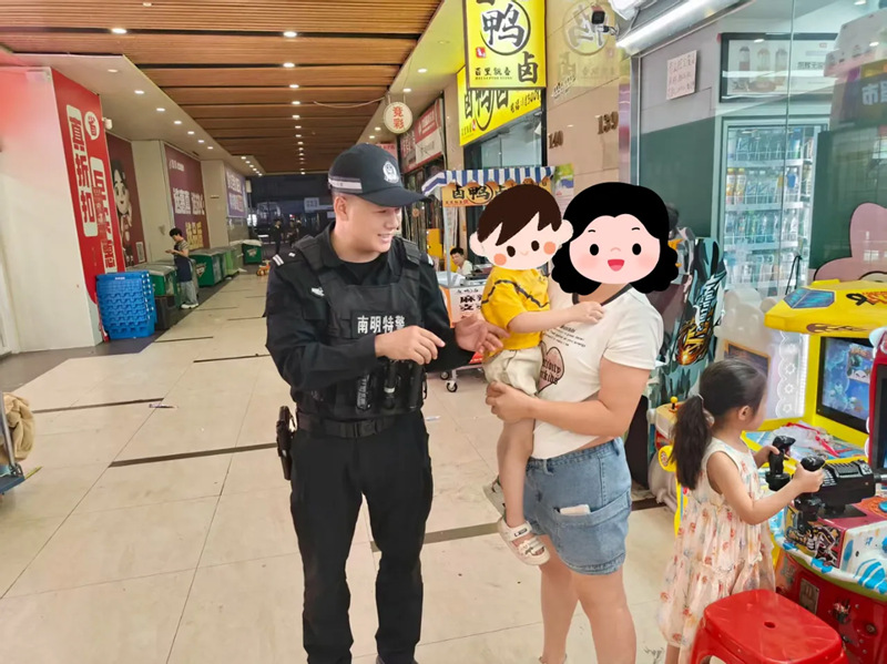快反点民警帮助群众解决困难。南明公安供图