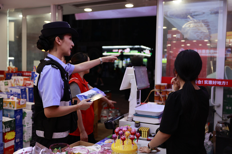 民警到辖区商户安全提示。石海欢摄