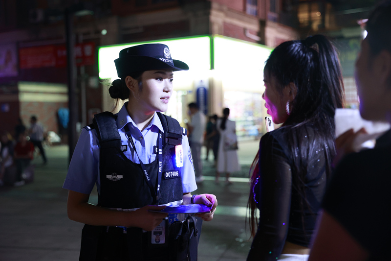 民警处理群众求助。石海欢摄