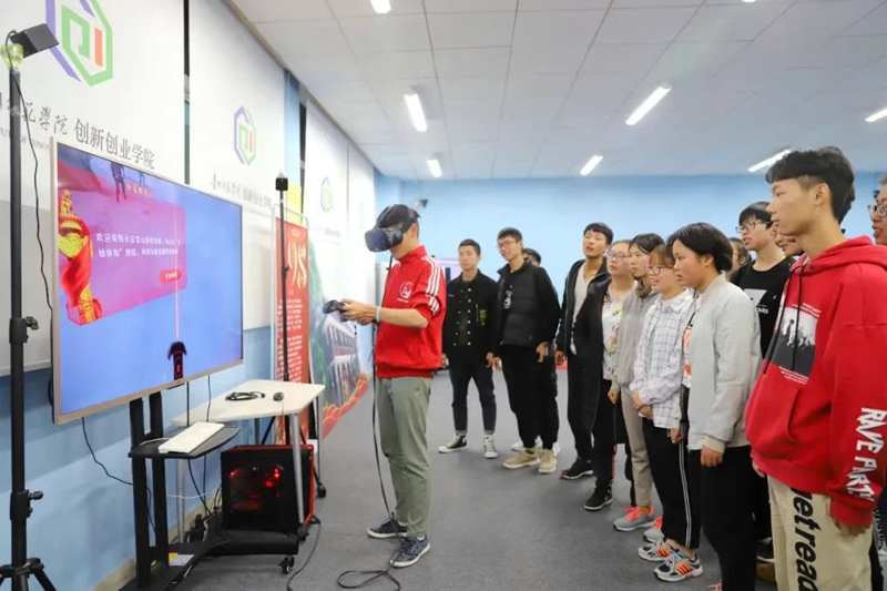 师生体验“VR重走长征路”平台。