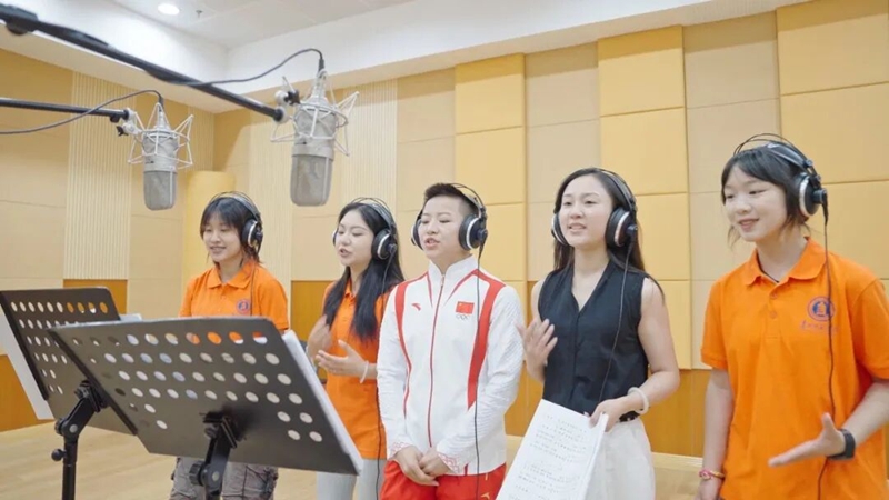 师生和奥运冠军一同唱响原创歌曲《梦在不远的方向前行》。
