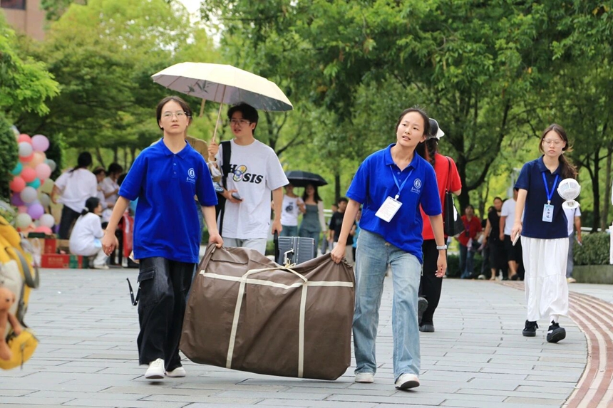 贵州师范学院迎来2025级新生。