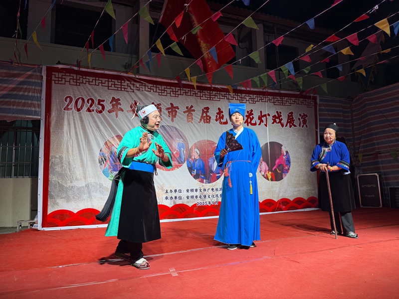 2 图为屯堡花灯展演现场.jpg