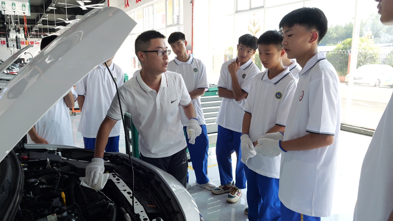 汽车运用与维修专业学生正在听老师讲解发动机基本构造；.jpg