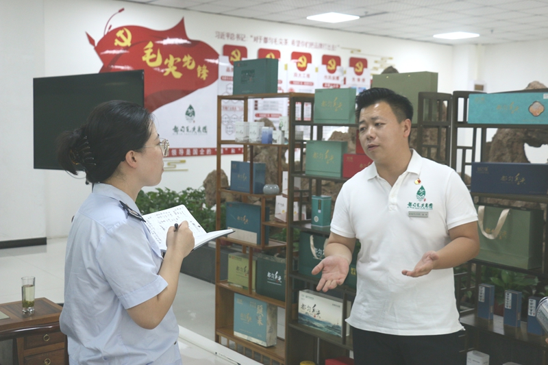 图为都匀市税务局“分局长”带队走访调研茶叶企业都匀毛尖茶产业发展（集团）有限公司。