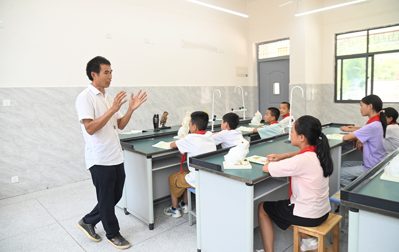 9月5日，松桃苗族自治县迓驾镇教师任达兵在上课。谢慧芳摄