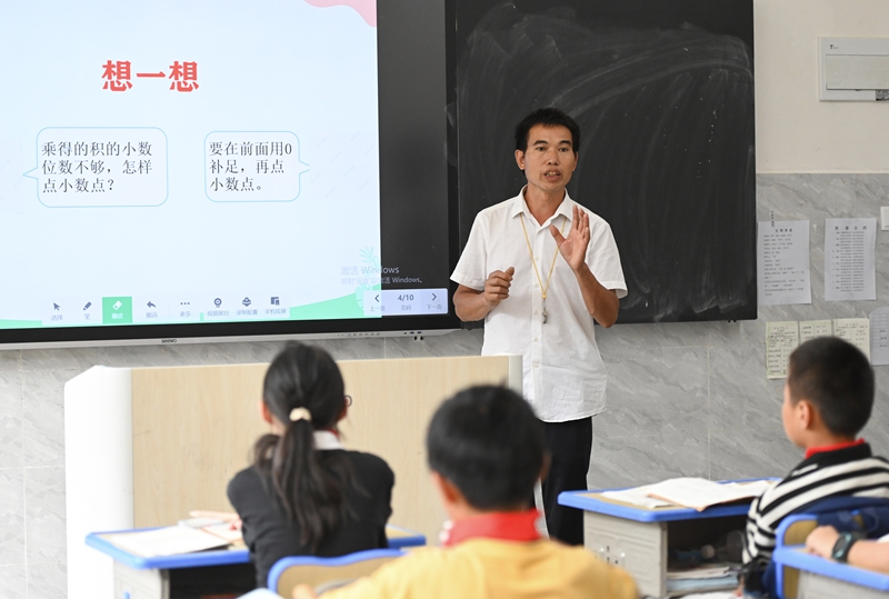 9月5日，松桃苗族自治县迓驾镇教师任达兵在上课。谢慧芳摄