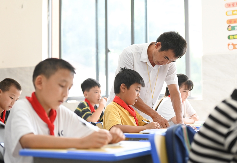 9月5日，松桃苗族自治县迓驾镇教师任达兵在上课。谢慧芳摄