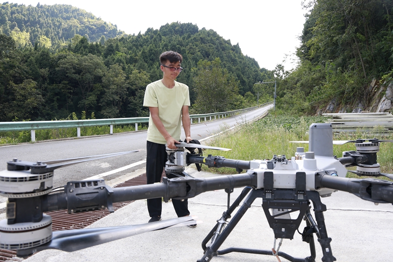 無人機操作手曾小億正在檢查無人機.JPG