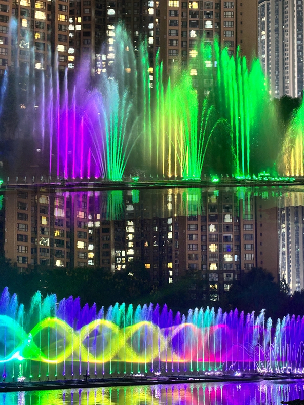 活动现场音乐喷泉绚丽绽放，多彩水幕与城市夜景交相辉映，美轮美奂。张川 摄.jpg