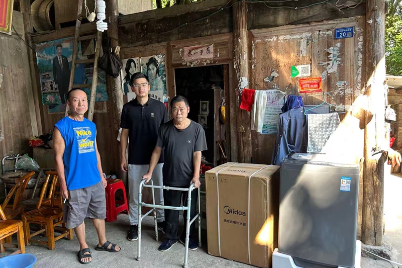 为行动不便村民送去家电.jpg