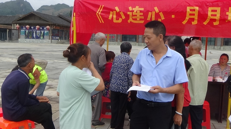 村两委宣讲两清两改两治理、合医、用火用电等相关惠民政策.jpg