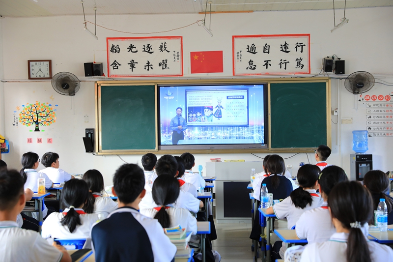 学生正在认真观看普法直播。聂晶梅 摄