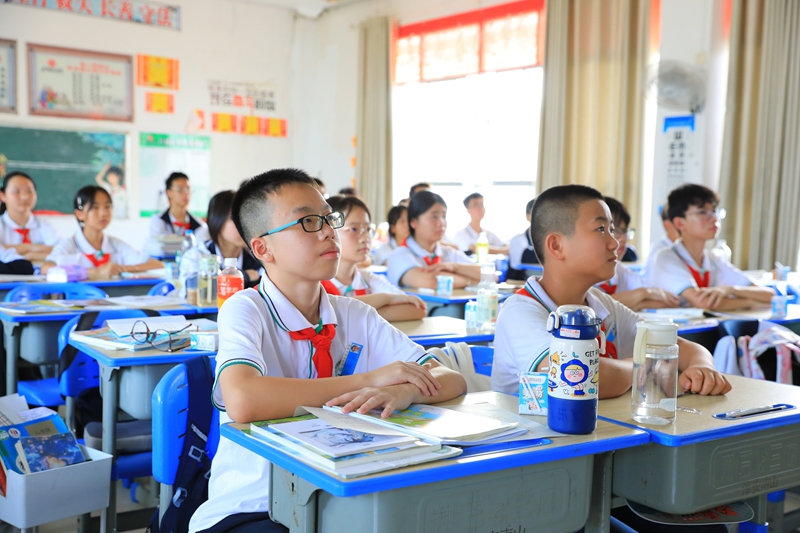 学生正在认真观看普法直播。聂晶梅 摄