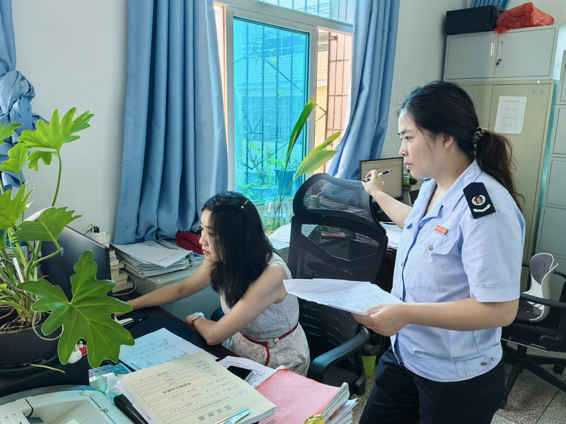 税务人员“点对点”上门辅导。李思琪摄