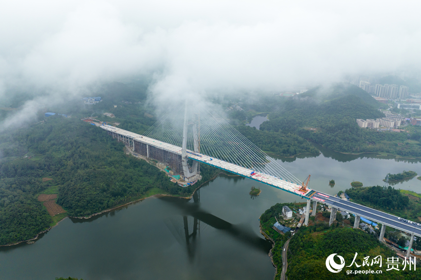 建设中的百花湖特大桥。人民网记者 涂敏摄