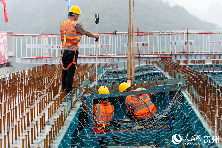 建設者正在安裝大橋的最后一片小縱梁。人民網記者 涂敏攝