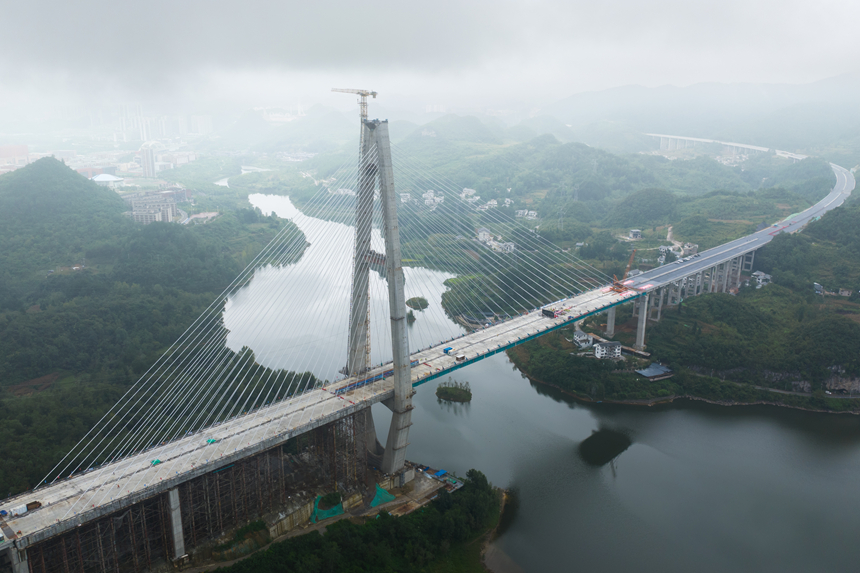 建設中的百花湖特大橋。劉葉琳攝