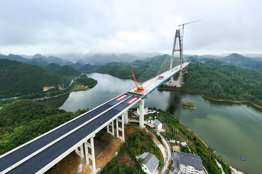 建設中的百花湖特大橋。劉葉琳攝