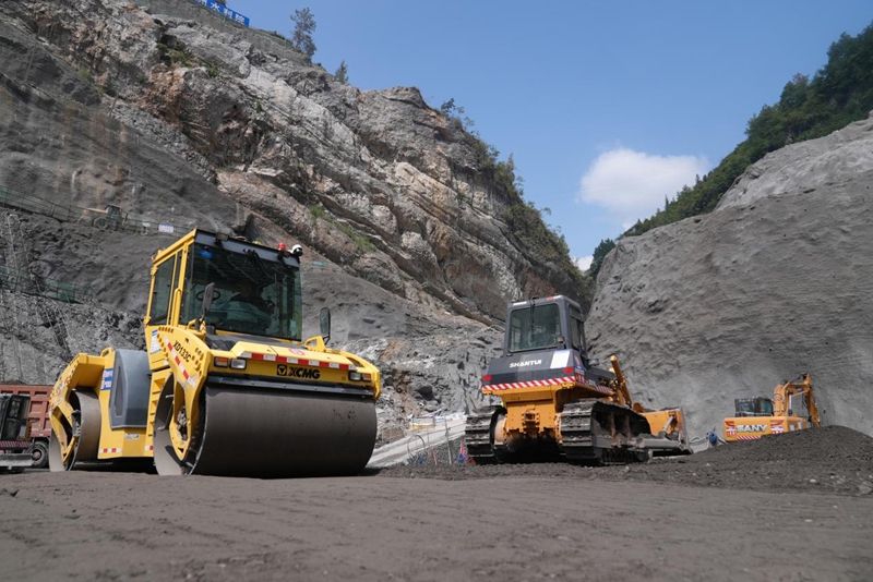 花滩子水库首仓碾压混凝土开仓浇筑。