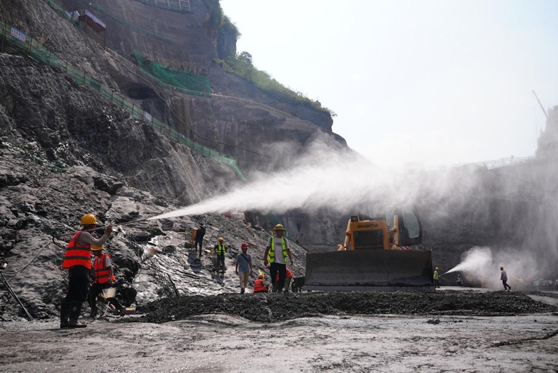 花滩子水库首仓碾压混凝土开仓浇筑。