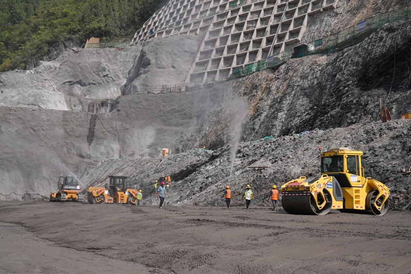 花滩子水库首仓碾压混凝土开仓浇筑。