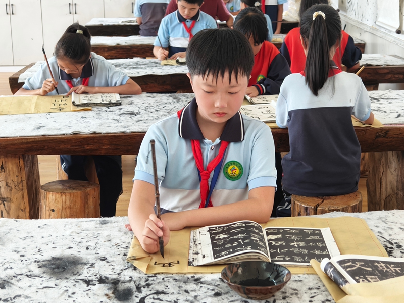 学生正在练习书法。蔡昀 摄.jpg