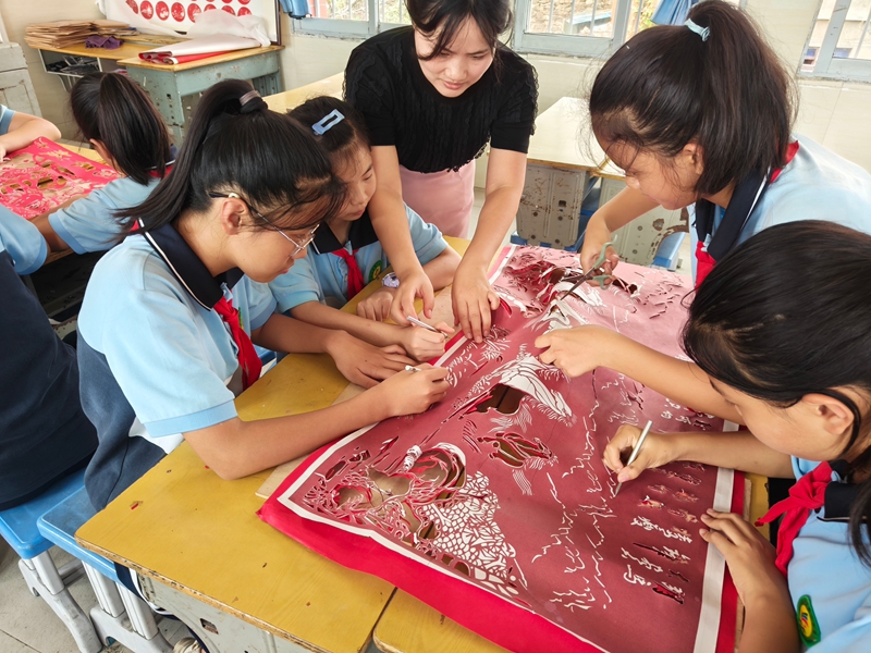 学生们在老师的指导下学习剪纸。蔡昀 摄.jpg