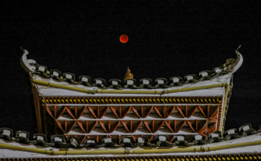 2025年9月8日，贵州省铜仁市玉屏侗族自治县上空的月食景象。 