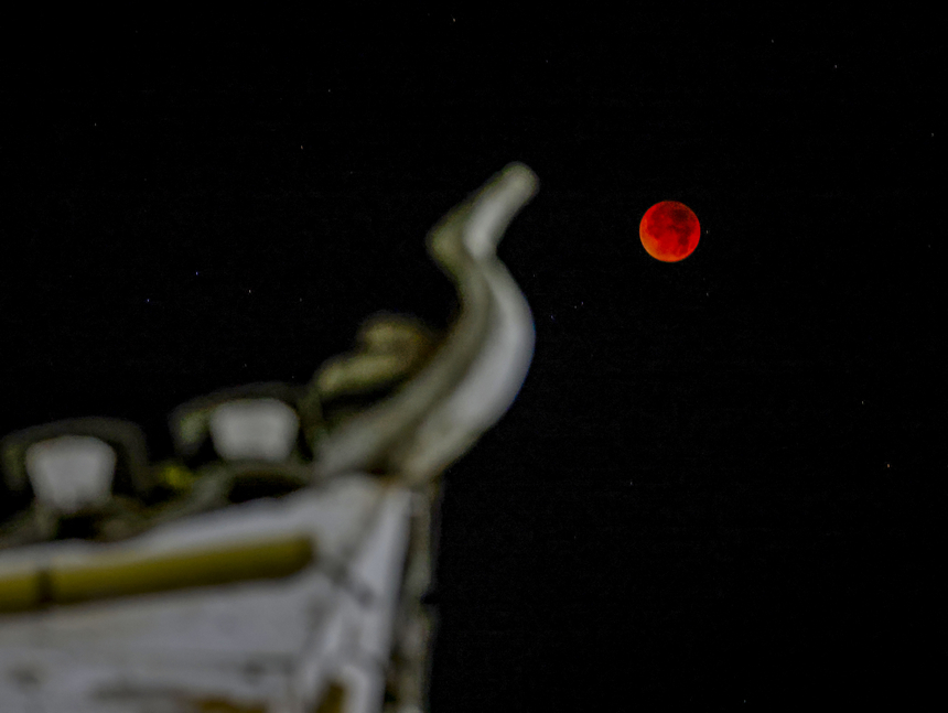 2025年9月8日，贵州省铜仁市玉屏侗族自治县上空的月食景象。 