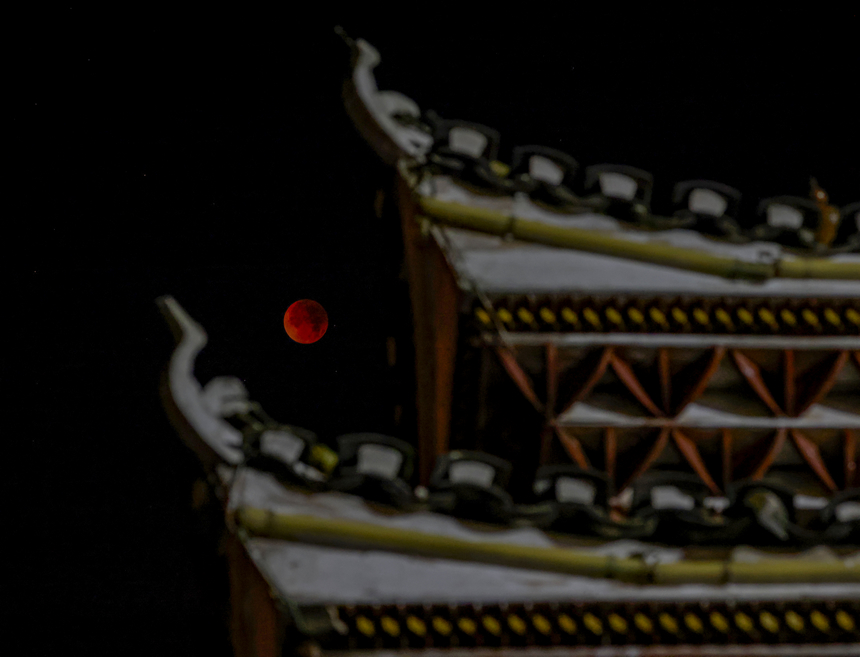 2025年9月8日，贵州省铜仁市玉屏侗族自治县上空的月食景象。 