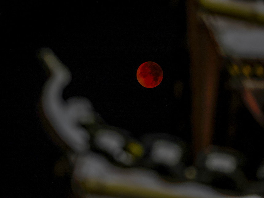 2025年9月8日，贵州省铜仁市玉屏侗族自治县上空的月食景象。 