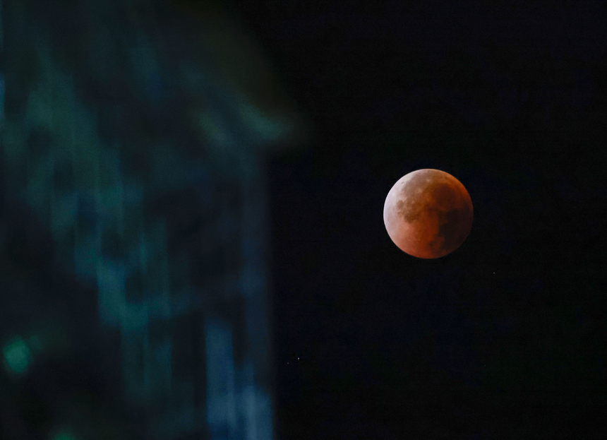 2025年9月8日，贵州省铜仁市玉屏侗族自治县上空的月食景象。 