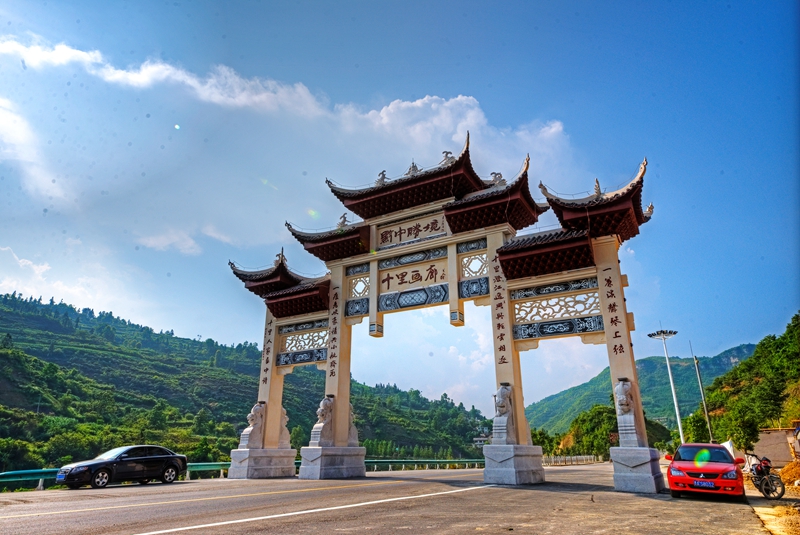 清龙十里画廊牌坊。