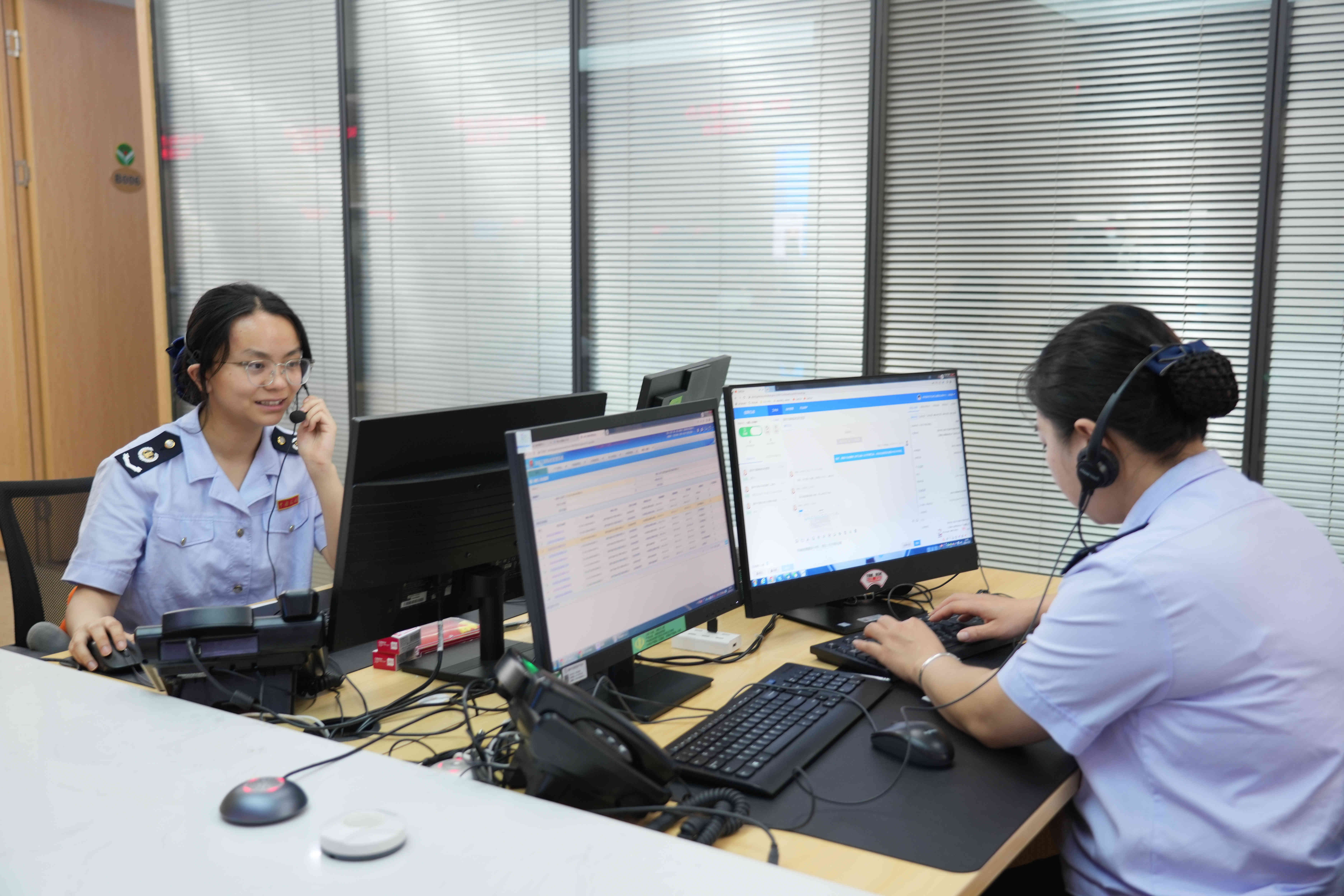 征纳互动坐席人员为纳税人答疑解惑。李琪摄