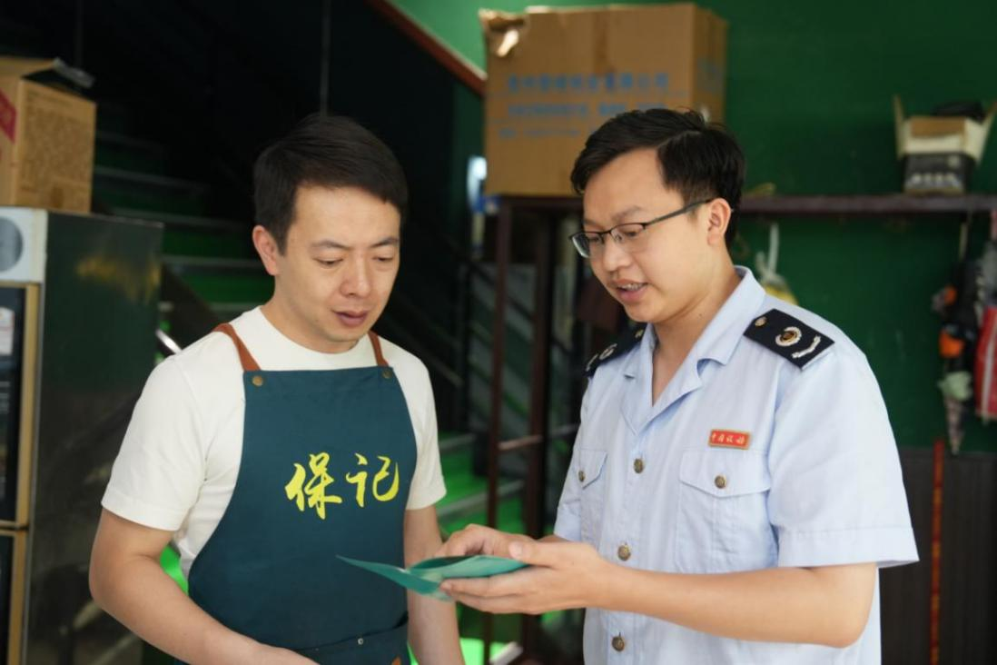 税务干部上门给纳税人宣讲税收政策。何坤摄