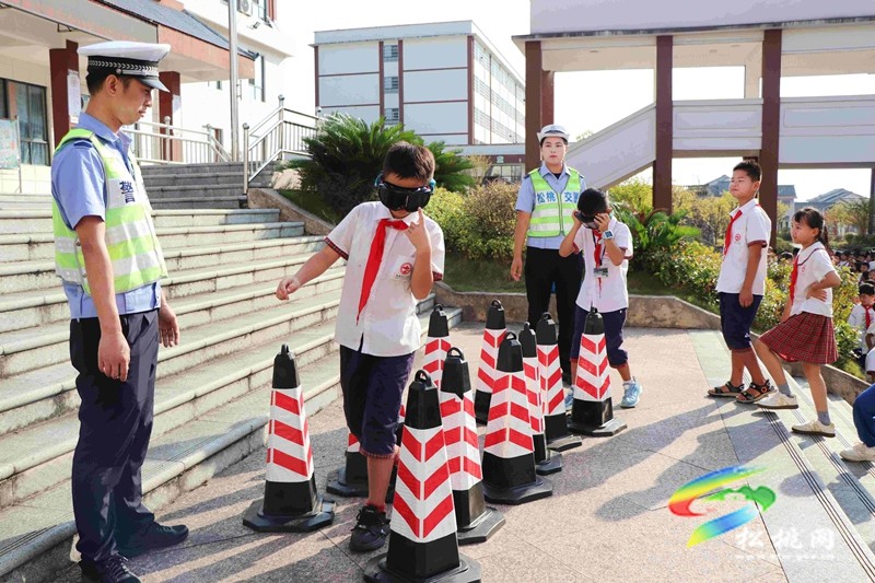 松桃公安的开学第一课。