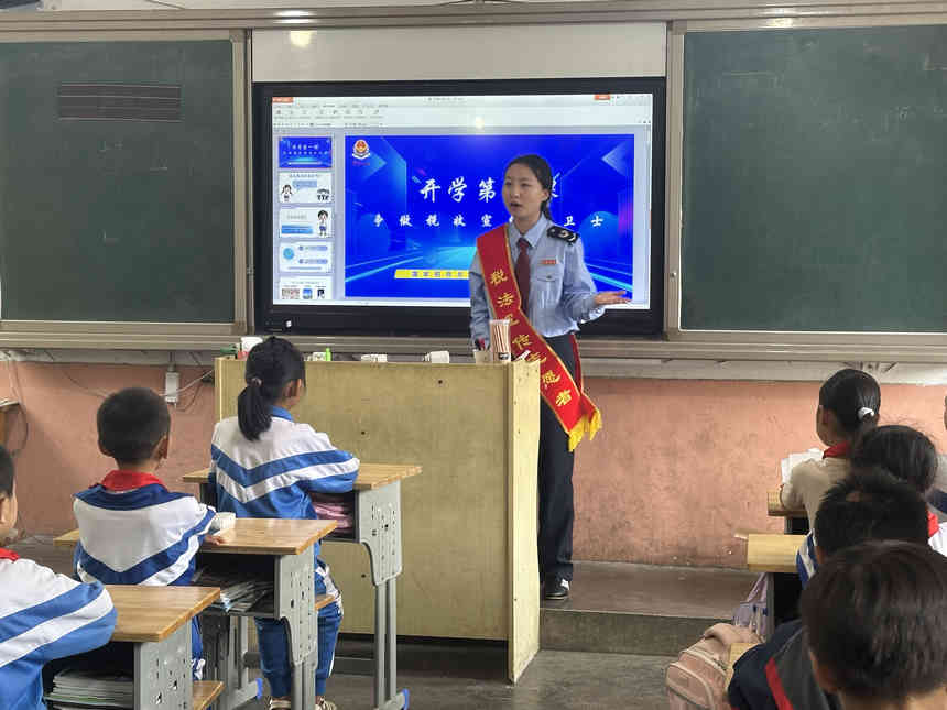 税务干部给学生上“税法宣传课”。王馨瑜摄