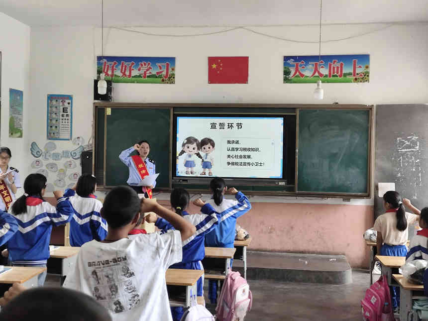 税务干部给学生上“税法宣传课”。王馨瑜摄