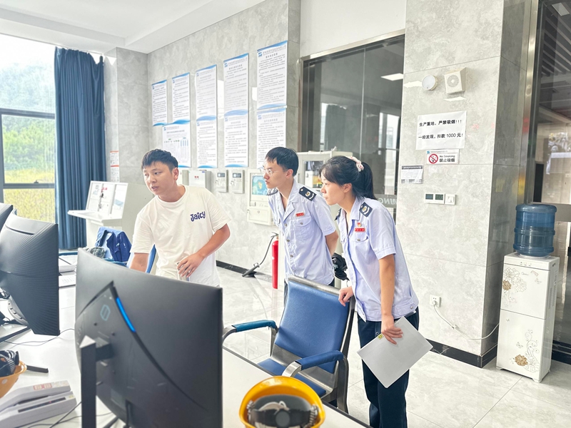 罗甸县税务局青年干部职工到企业宣传.jpg