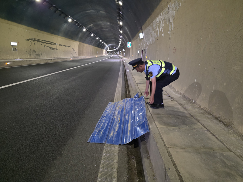 9月11日 执法人员发现S62余册高速K95+300处舟溪隧道内的金属铁皮迅速开展处置 二大队。潘寿清