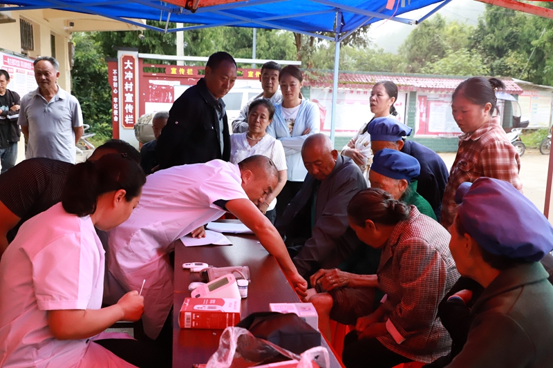 医生正在为村民看病.JPG