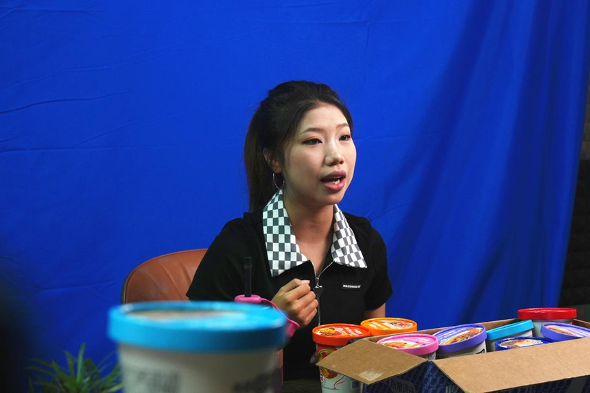 电商直播现场。