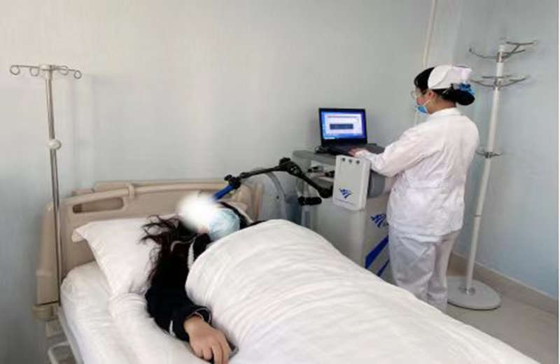 六盤水市第三人民醫院睡眠障礙科工作人員為患者進行睡眠監測。