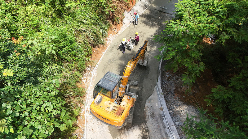 剑河县南加镇展锦线至康中公路，道路修复施工现场。杨洁茹摄