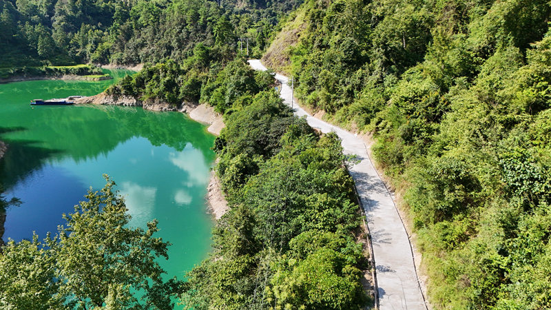 在劍河縣柳川鎮坳上至干榮公路,部分硬化完成的地段覆膜養護中。彭開燚攝