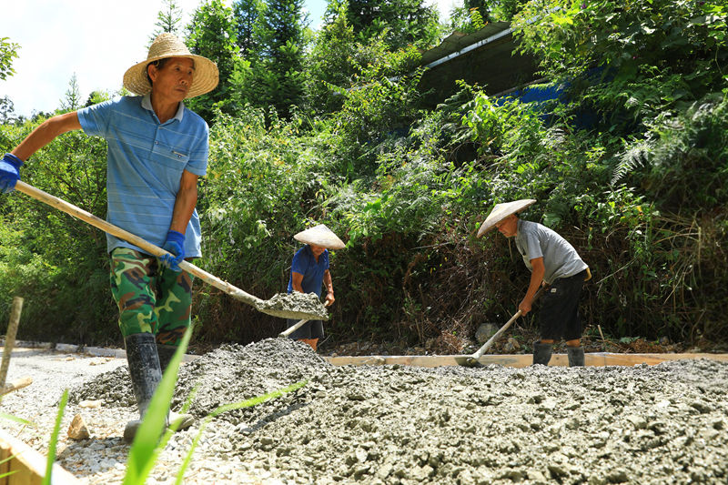 在剑河县南加镇塘边至方家公路工人们正在有序施工。杨洁茹摄