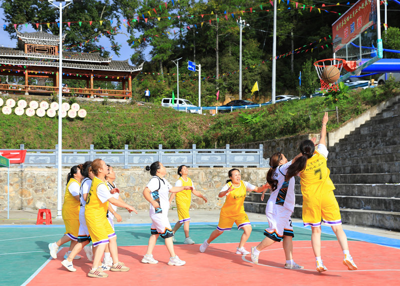 剑河县高坝村赶歌节姑妈篮球赛活动现场。聂晶梅 摄