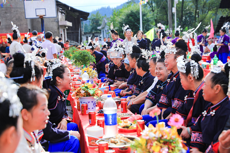 剑河县高坝村赶歌节长桌宴活动现场。聂晶梅摄