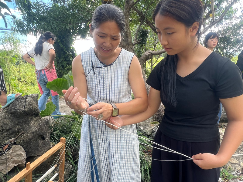 圖為伍德芬教學員織布。